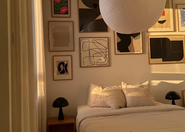 Cozy Top-floor In - Near Center